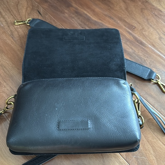 Madewell Black Crossbody Bag with Structured Shape and Adjustable Strap - Picture 5 of 6